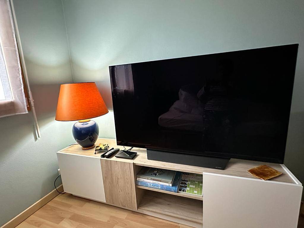 Appartement de vacances entier, Double Room with Private External Bathroom in Changé, Sarthe