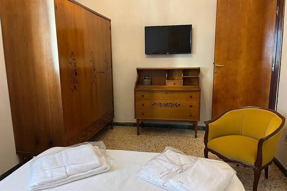 Entire apartment, Art House Downtown luxury stay in San Benedetto del Tronto, Riviera delle Palme
