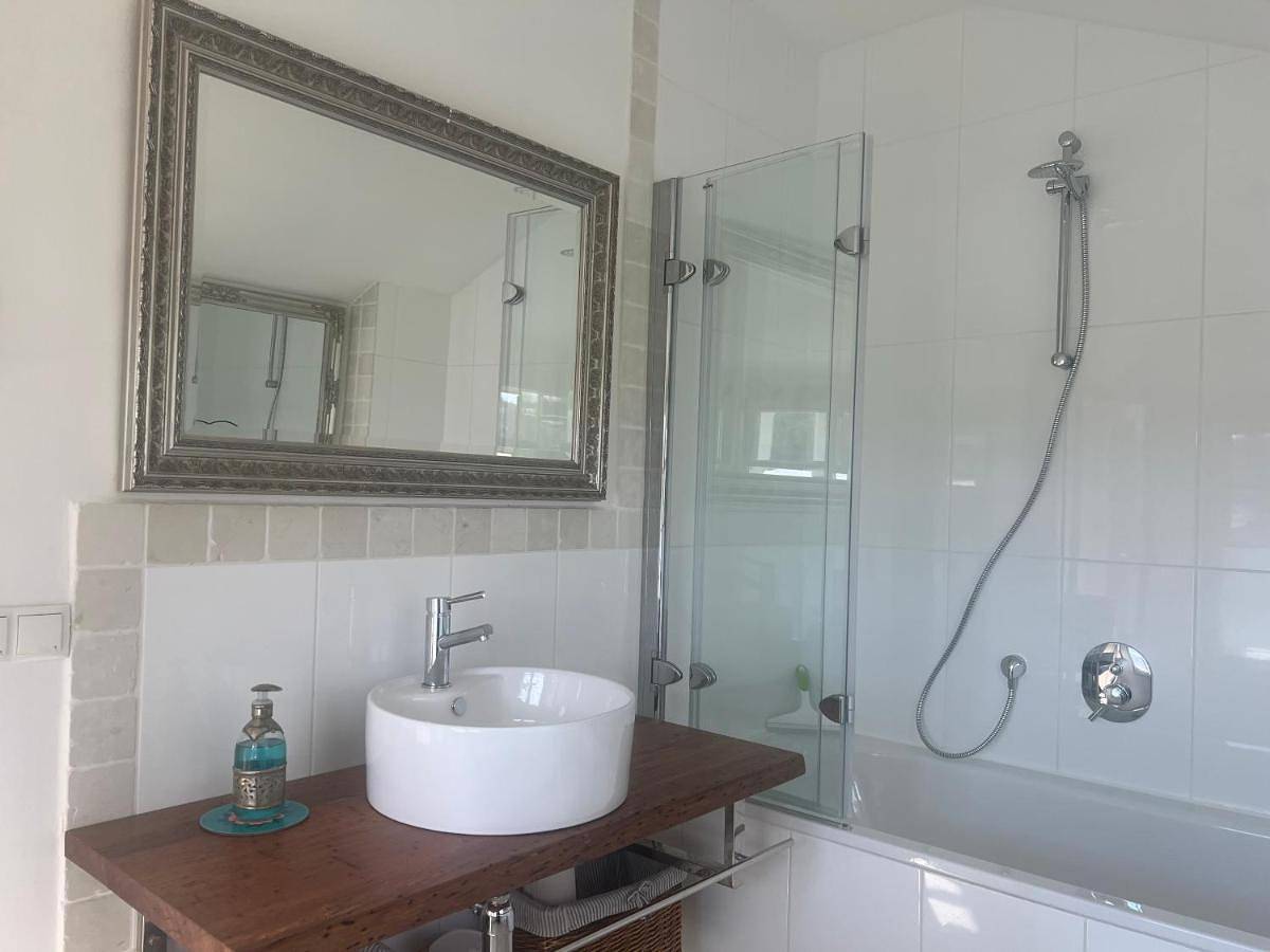 Ganze Ferienwohnung, Villenzimmer mit eigenem Bad, Kunst und Aussicht in Münsing, Starnberger See