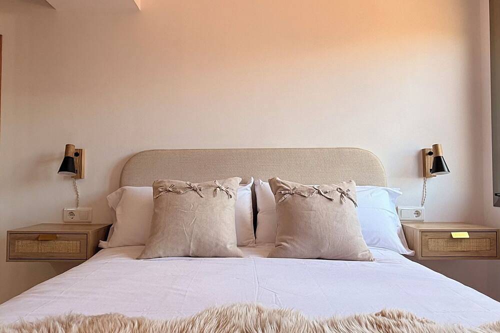 Apartamento entero, Apartamento Hórreo en centro de Cangas con terraza y vistas a las montañas. in El Puente, Cangas de Onís