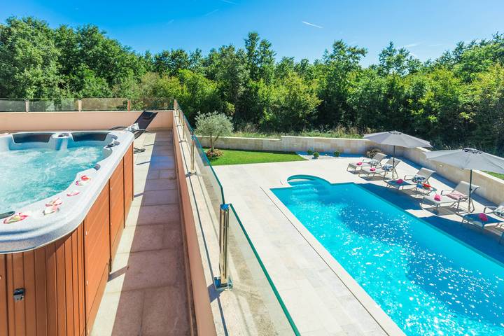 Ferienhaus für 8 Personen, mit Pool und Balkon