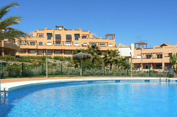 Chalet para 5 personas, con balcón además de jardín y piscina en Casares