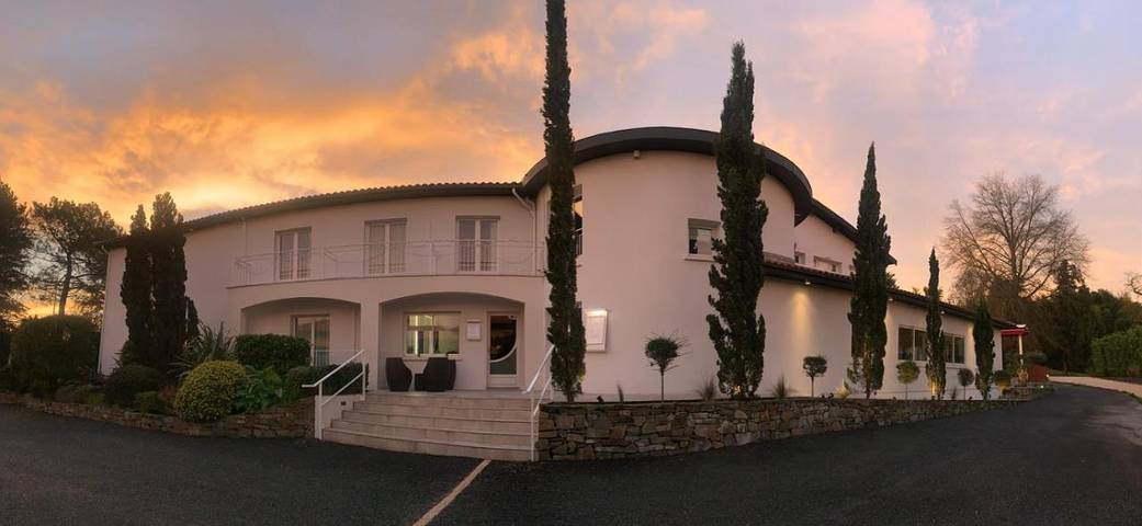 Hôtel pour 3 personnes, avec sauna et jardin ainsi que piscine et jacuzzi