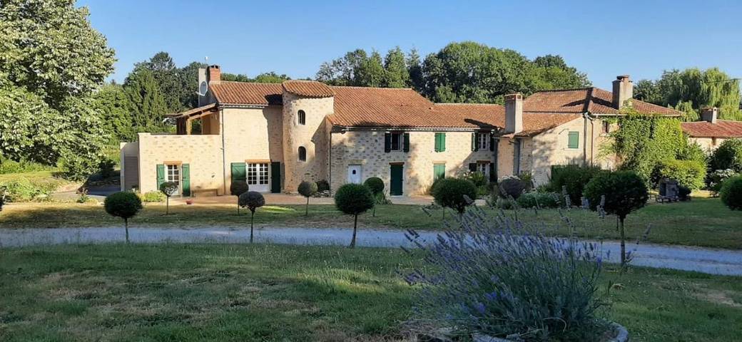 Gîte pour 2 personnes, avec vue sur le lac et jardin, animaux acceptés à Thouarsais-Bouildroux