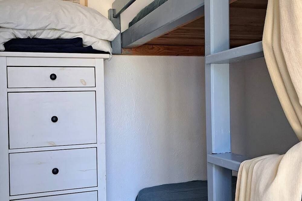 Ganze Wohnung, Schönes Studio, Ferienhaus direkt am Wasser auf der Halbinsel Hyeres - Giens in La Bergerie, Hyeres
