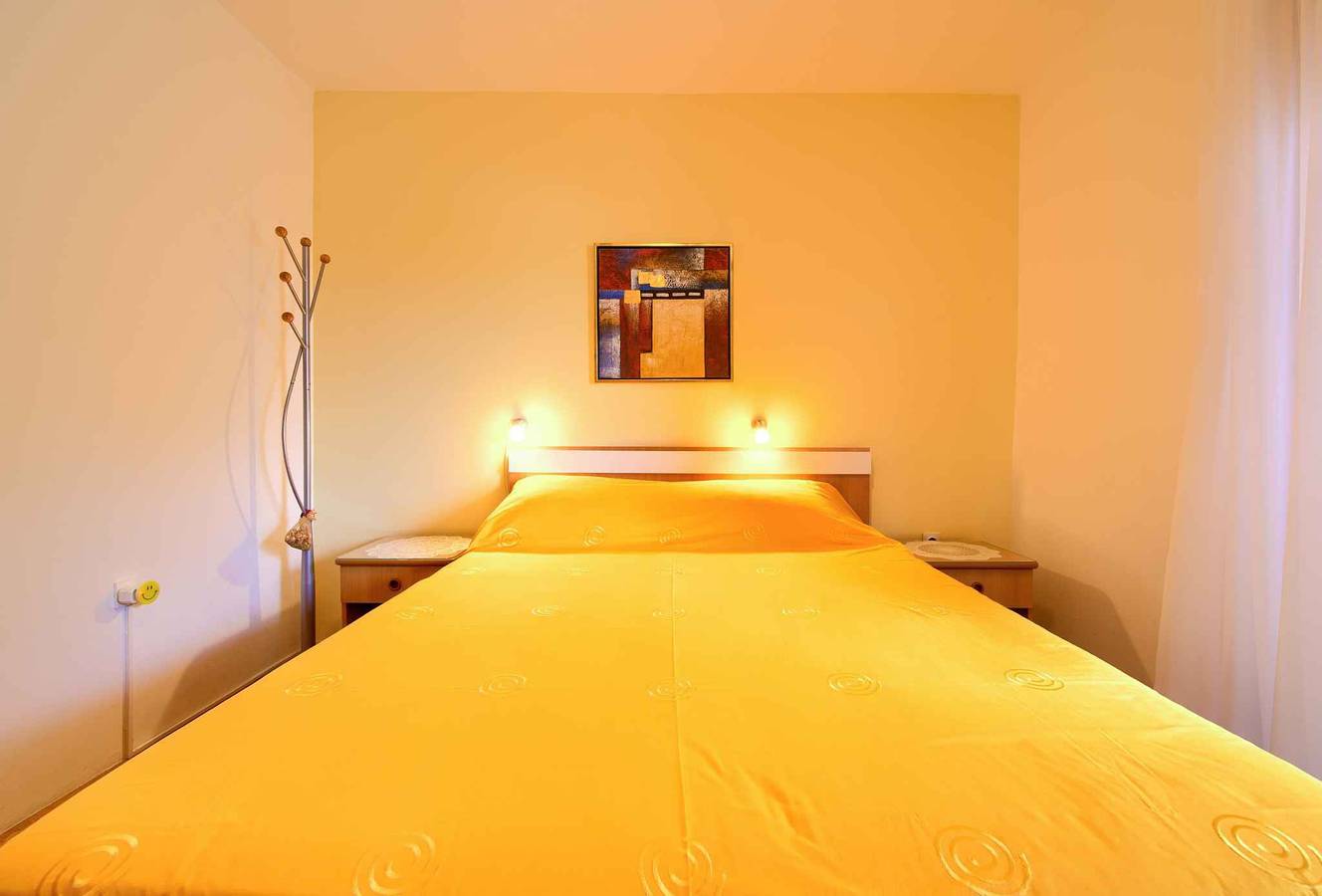 Ganze Ferienwohnung, Ferienwohnung mit Klimaanlage in ruhiger Lage  in Krk Stadt, Krk