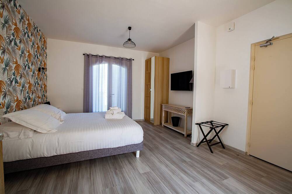 Entire apartment, Apartment \"Lys\" - Domaine de la Mautanne **** in Sainte-Tulle, Parc naturel régional du Luberon