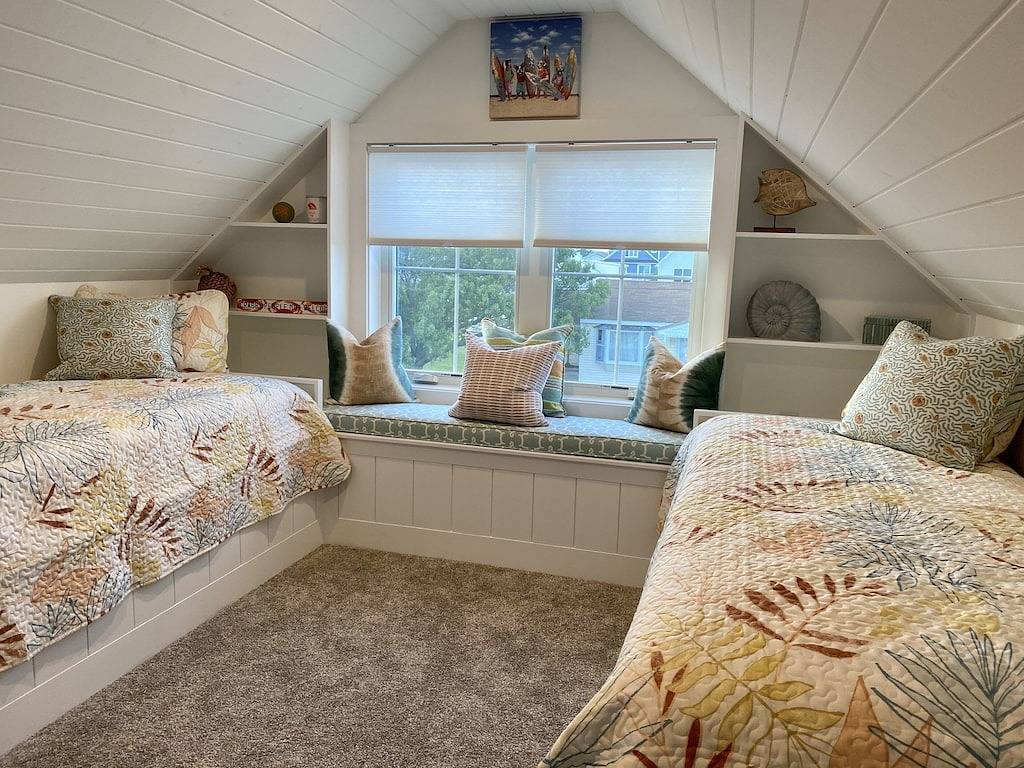 New 5 bedroom & 6 bathroom waterfront home on canal with pool close to beach! in Fenwick Island, Sussex County (Delaware)