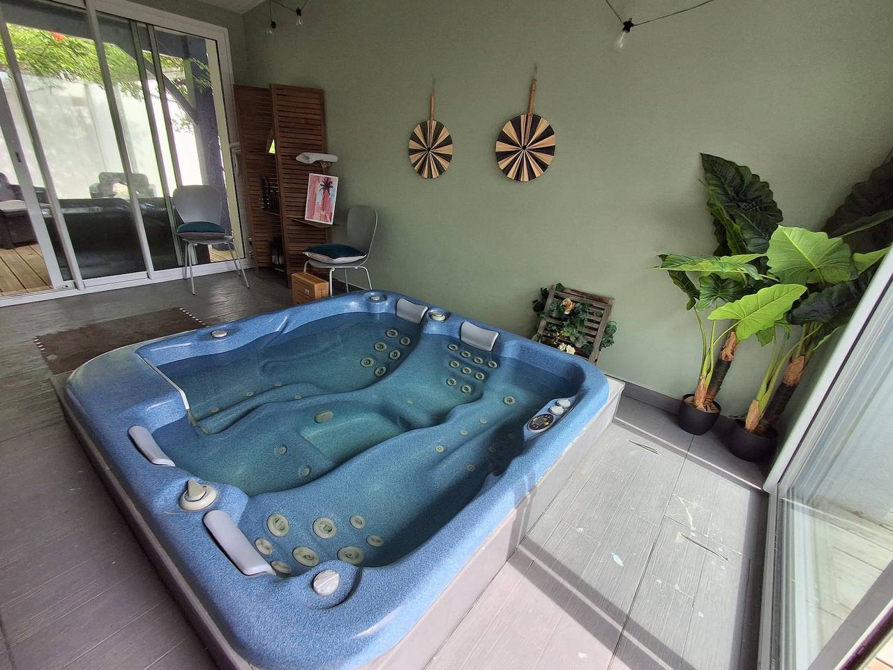 La Villa du Bonheur – private terrace and jacuzzi! in L'Aiguillon-la-Presqu'île, Vendée