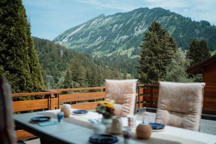 Ferienwohnung für 9 Personen, mit Balkon und Terrasse sowie Ausblick in Amden