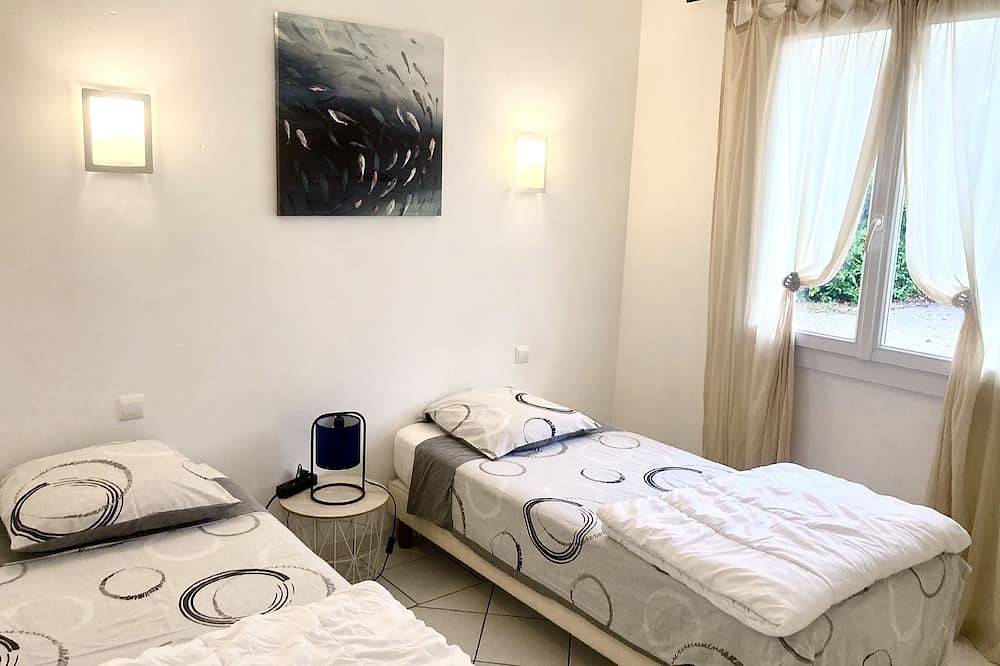 Villa 110m2 Jacuzzi, 7 Sleeps, 3 Bedrooms, enclosed garden 2500M2 in Trèbes, Carcassonne region
