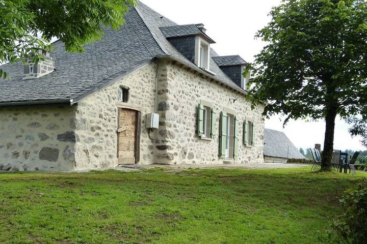 Gîte pour 8 personnes, avec vue ainsi que vue sur le lac et jardin dans le Cantal