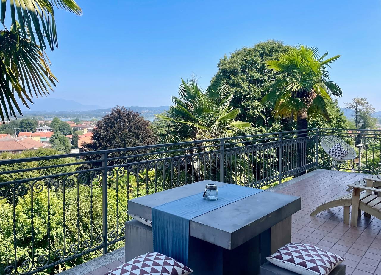Ganze Wohnung, Apartment mit Seeblick in Arona in Arona (Lago Maggiore), Arona Gemeinde