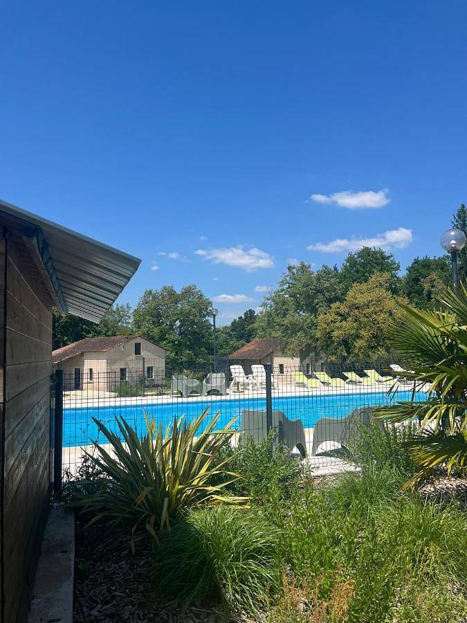 Location de vacances pour 14 personnes, avec piscine ainsi que vue et jardin, animaux acceptés dans Boulazac Isle Manoire