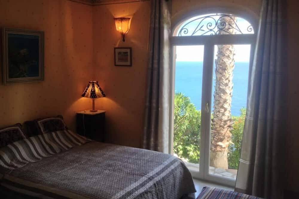 Entire apartment, La Varangue- Beautiful apartment 40m2, 2 rooms sea view heated pool  3 persons in Èze, Nice region