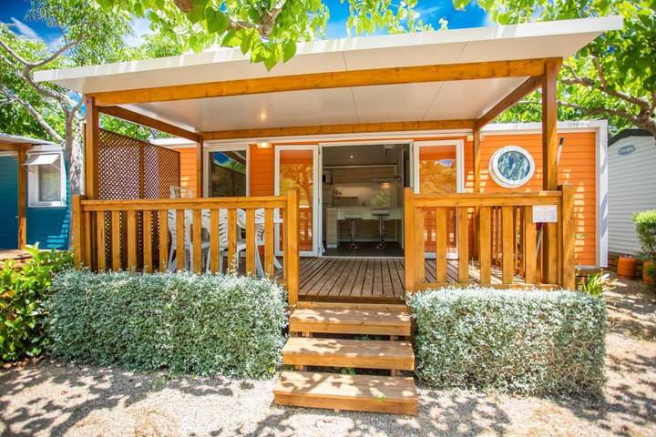 Camping pour 4 personnes, avec jardin et terrasse