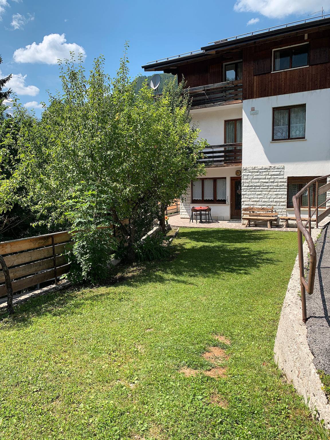 Entire apartment, Apartment 'Bruna' with Mountain View, Private Terrace and Wi-Fi in Pelmostock, Forno di Zoldo