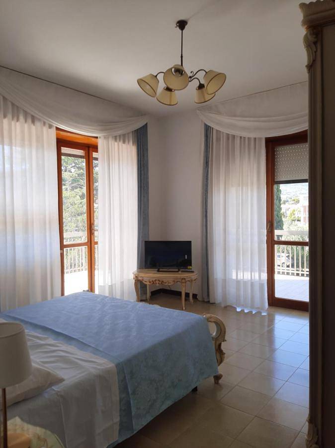 B&b per 2 persone, con terrazza e panorama nonché giardino, con animali domestici a Formia