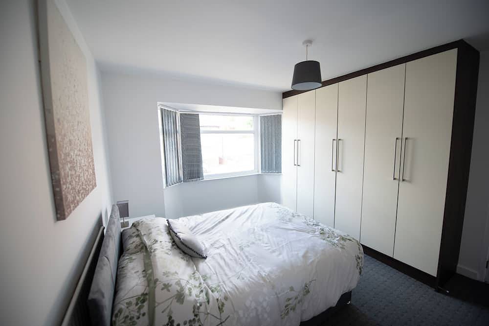 Spacious 3-Bed Home | Manchester Airport | Free Parking | Sleeps 10 in Heaton Mersey, Stockport