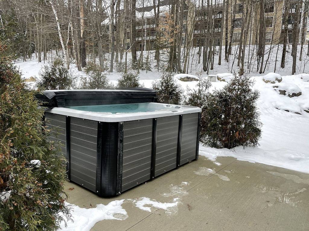 Slopeside Mountain Retreat! Ski Off, mit Kamin in Dover (VT), Mount Snow