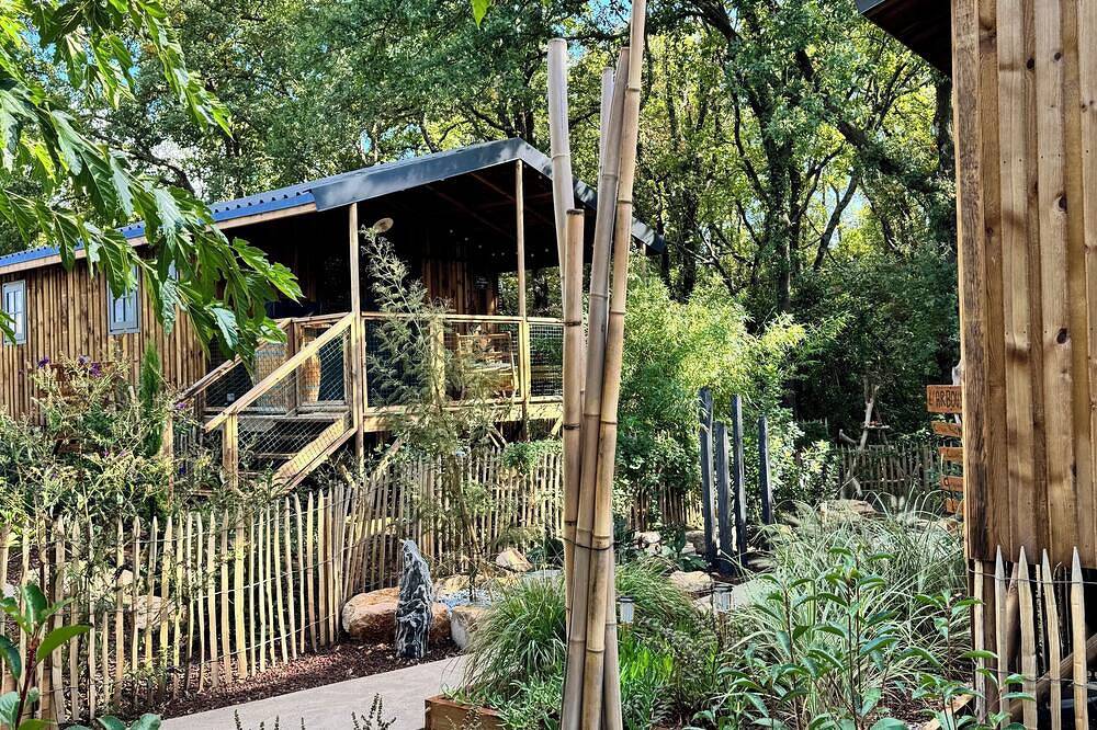 Wooden cabins surrounded by nature, in the south of France. in Clermont-l'Hérault, Región de Lodève