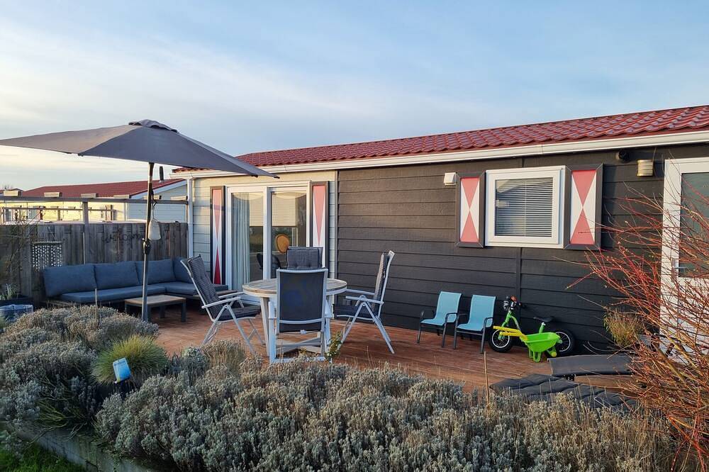 Charmingly decorated chalet Florence 4 near the sea serooskerke in Serooskerke, Walcheren