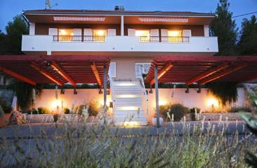 Ferienwohnung für 4 Personen, mit Garten und Balkon in Podstrana