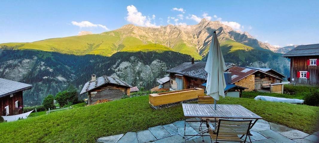 Ferienwohnung für 4 Personen, mit Ausblick und Garten sowie Pool in Safiental