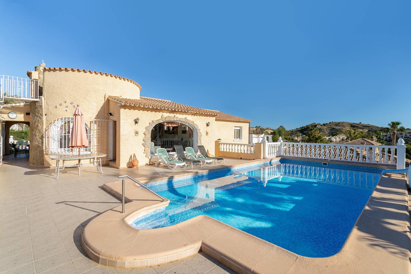 Villa con piscina privata, ampio giardino e vista spettacolare sul mare in Venta Lanuza, El Campello