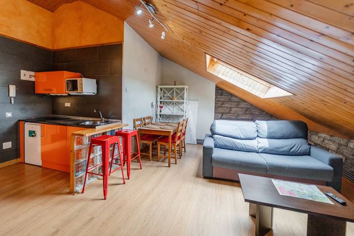 Ganzes Studio, Einzimmerapartment 'Altuzarra 1' mit Bergblick, privater Terrasse und Wlan in Ezcaray, Valdezcaray