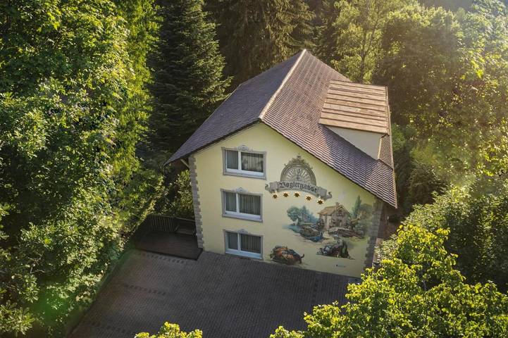Ferienwohnung für 8 Personen, mit Ausblick und Garten, kinderfreundlich in Baden-Baden