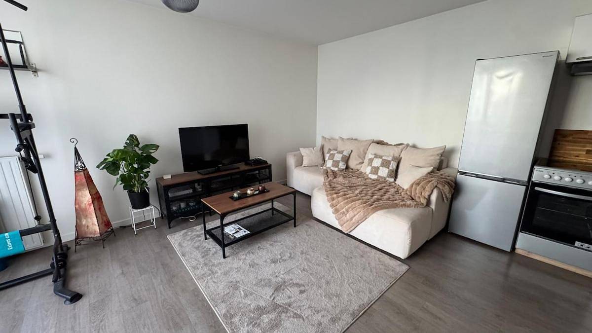 Appartement entier, Modern and cozy Stay I Terrace and Parking I 10 min by car Orly airport I Quick access to Paris in Thiais, Val-de-Marne