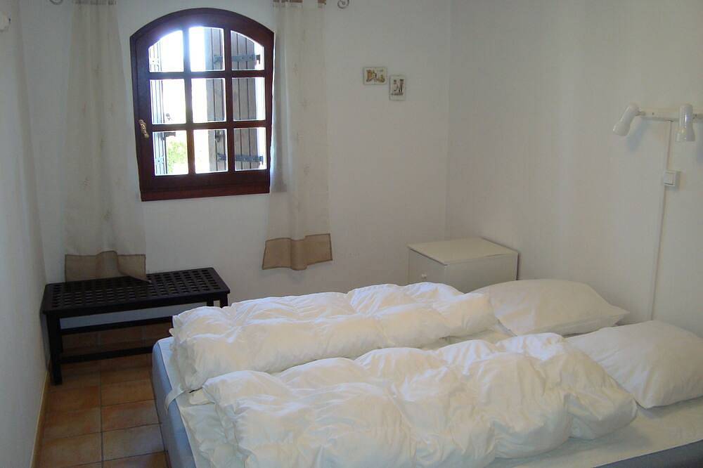 Entire apartment, Part of Résidence Lou Boulidou, former vineyard, now unique vacation rentals. in Maubec, Parc naturel régional du Luberon