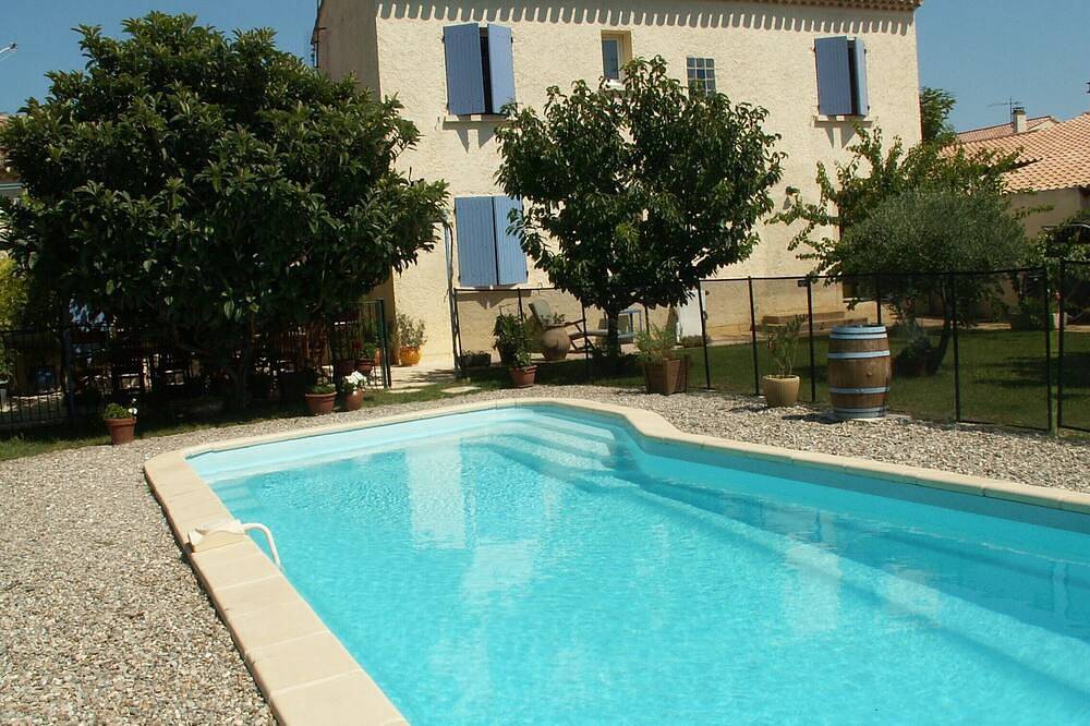 Villa, swimming pool, table tennis, near Mont Ventoux in Monteux, Vaucluse