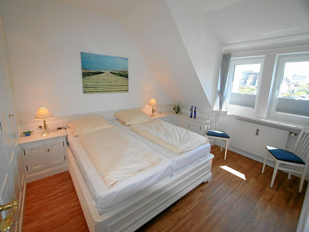 Ganze Wohnung, Helle Ferienwohnung auf zwei Ebenen in direkter Strandlage mit vollem Meerblick in Wenningstedt, Sylt