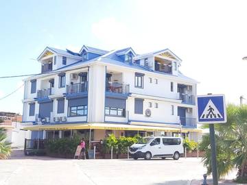 Gîte pour 2 personnes, avec vue et terrasse à Grand-Bourg