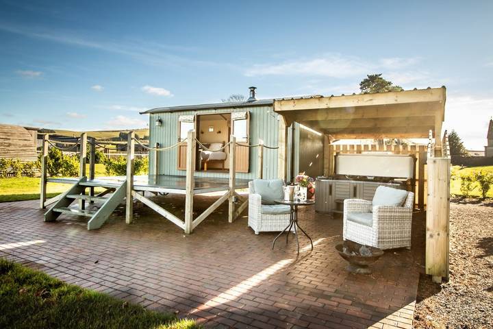 Glamping for 2 people, with Hot tub in Wales