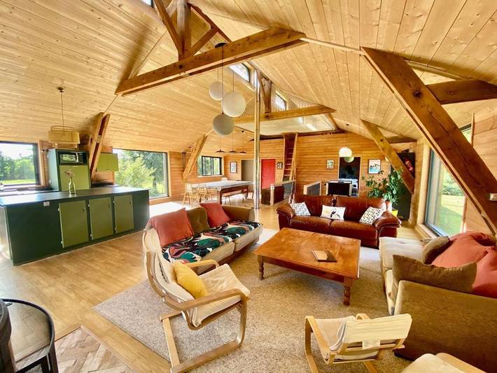 Location de vacances pour 15 personnes, avec jardin ainsi que vue et piscine, adapté aux familles à Montigné-le-Brillant