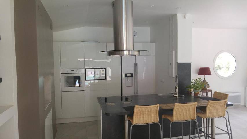 Location de vacances pour 4 personnes, avec vue ainsi que piscine et balcon à Cadolive - 3