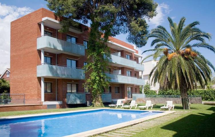 Apartahotel para 2 personas, con Terraza además de Jardín y Piscina en Casteldefels