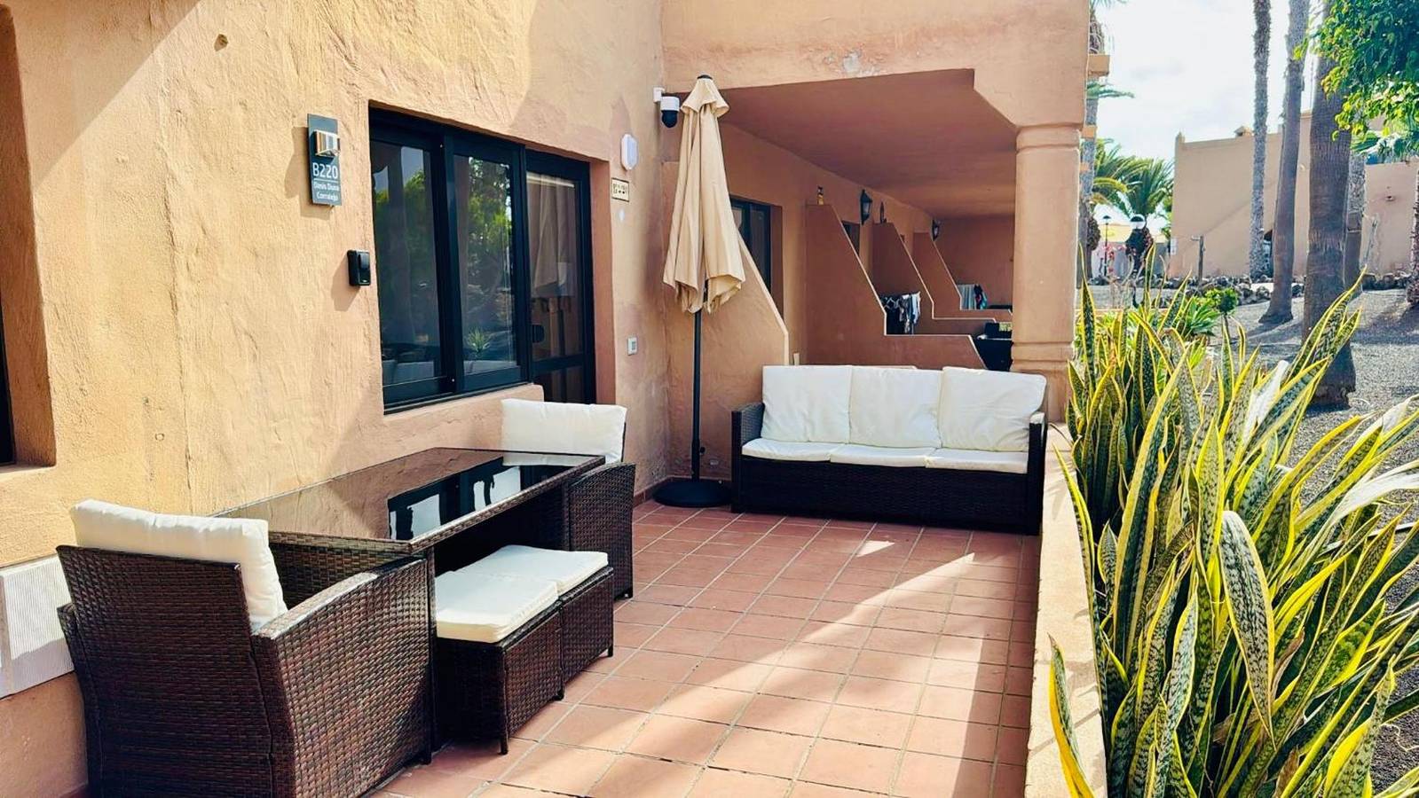 Apartamento entero, Vacaciones 'Oasis Soleado' con piscina compartida, Wi-Fi y aire acondicionado in Corralejo, La Oliva