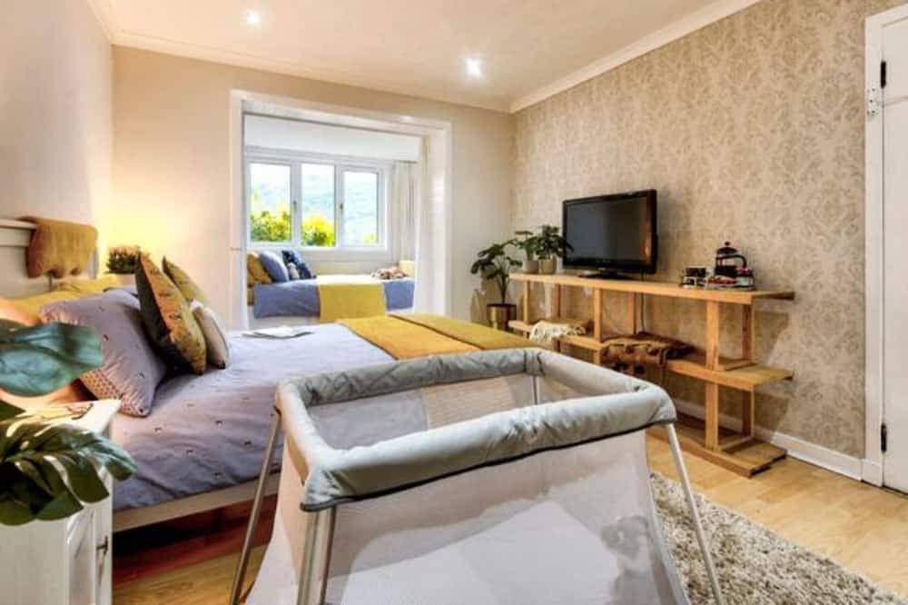 Braemoratbraeside - sleeps 12 guests  in 4 bedrooms in Loch Lomond, Argyll & Bute