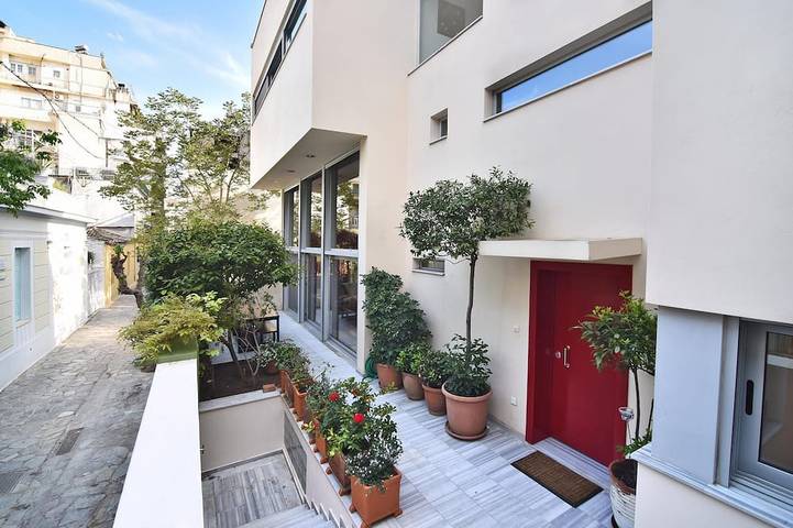 Villa for 10 people, with garden and balcony in Athens