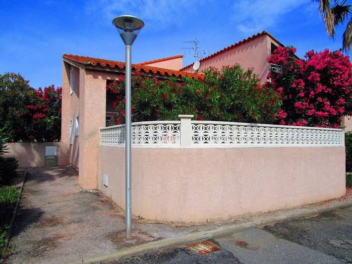 Villa pour 5 personnes, avec terrasse ainsi que piscine et jardin - 1