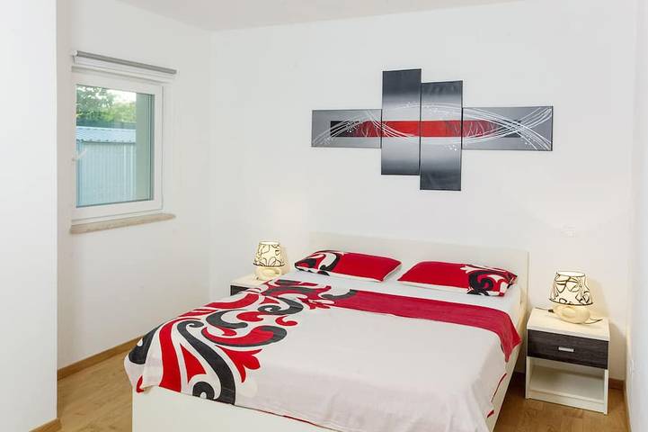 Neues Haus Freeda **** mit Whirlpool, Wifi, 4 Fahrräder im Preis, Grill, Kinderspielplatz in Pula-Medulin, Vintijan