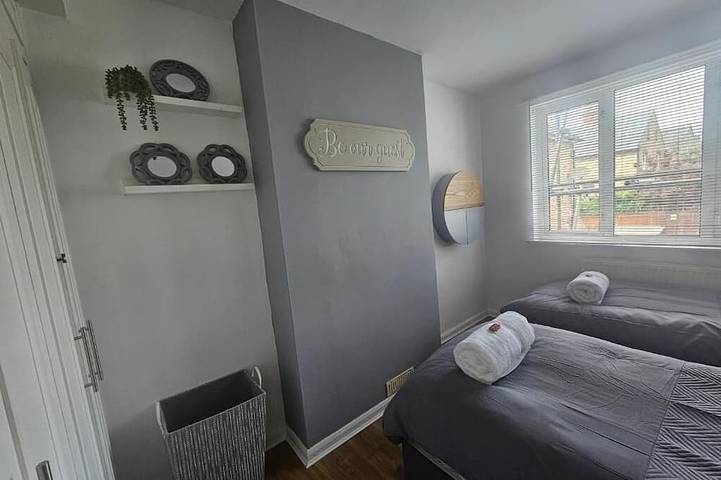 Entire apartment, Affordable Stylish Fully Furnished 2 Bedroom Apartment,sleeps upto 6 people in Hertfordshire