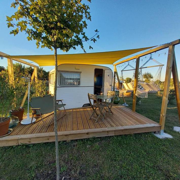 Location de vacances pour 2 personnes, avec jardin et vue ainsi que piscine et terrasse, animaux acceptés dans Clam