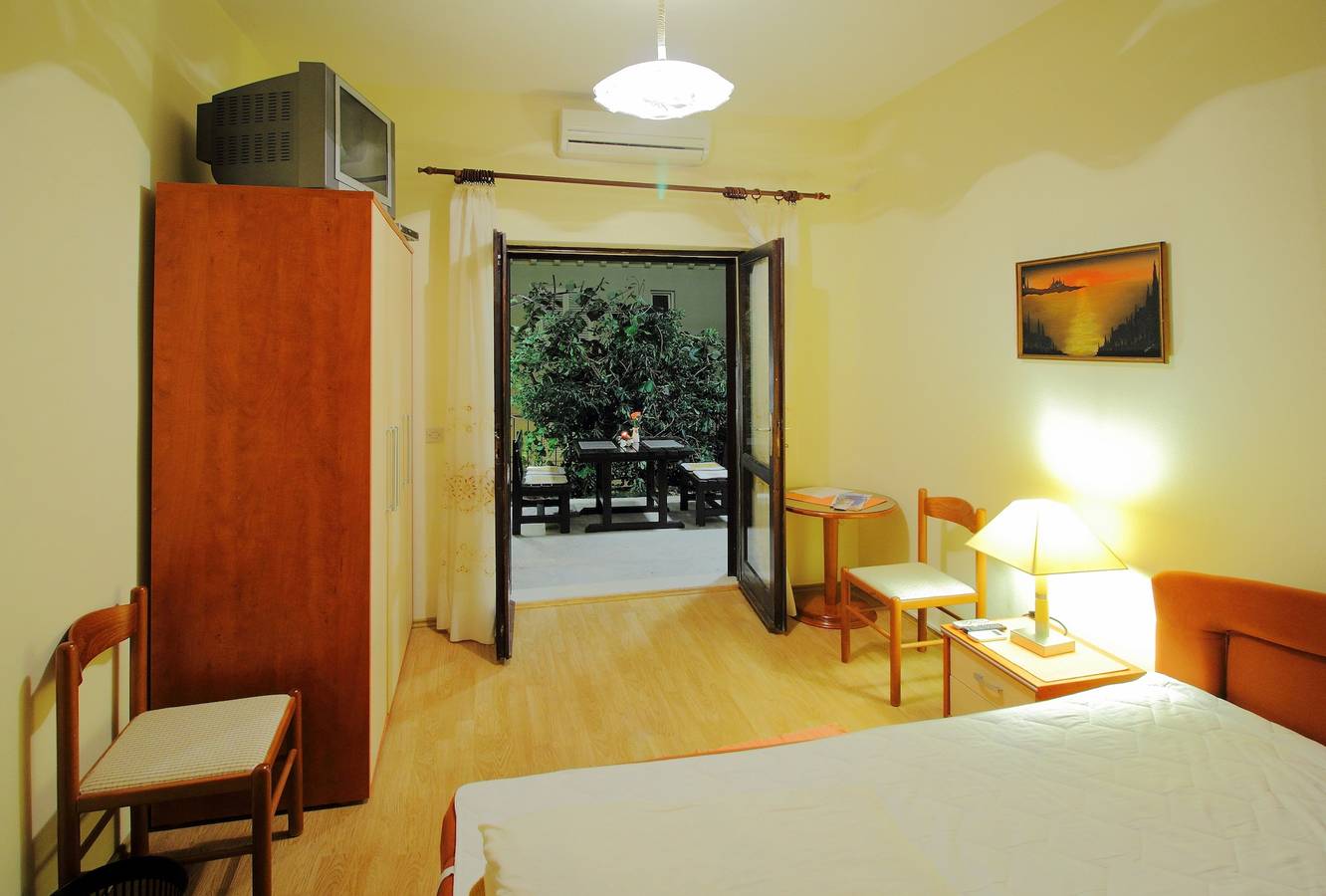 Ganzes Studio, Apartments Magda- Superior Studio Apartment with Patio and Garden View(A2) in Cavtat, Dubrovnik-Neretva