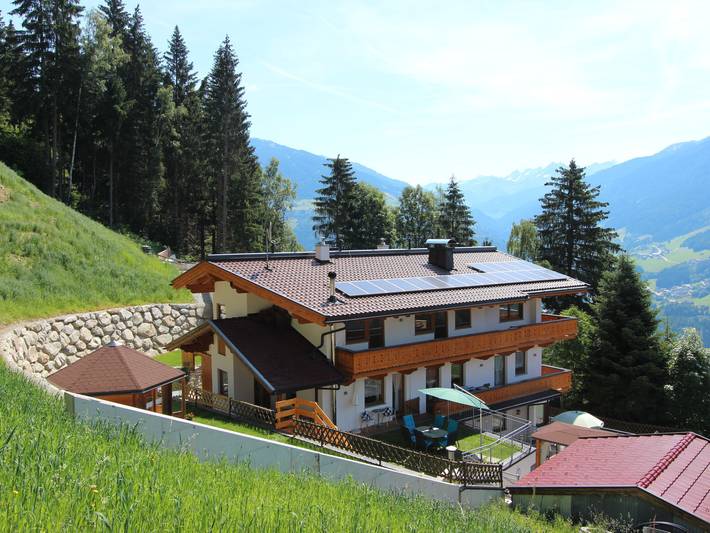 Ferienwohnung für 6 Personen, mit Balkon und Terrasse sowie Garten und Sauna im Zillertal