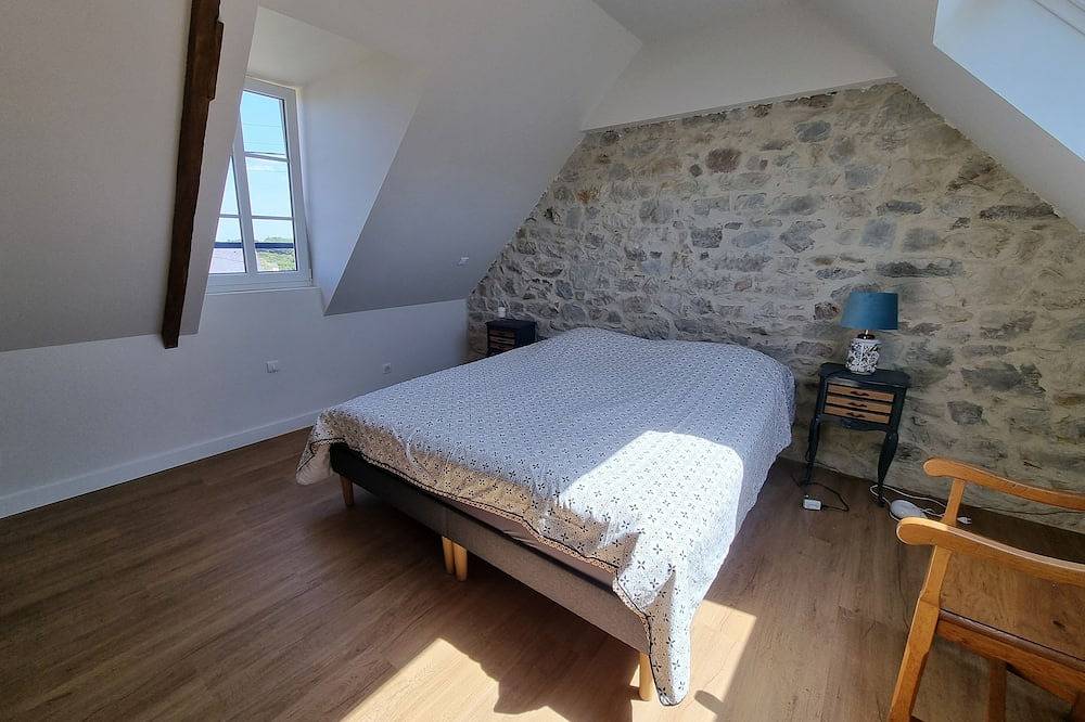 Pretty fisherman's cottage, close to the sea in Camaret-sur-Mer, Iroise